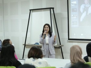 Bukan Akting! Prilly Latuconsina Beneran Jadi Dosen di UGM