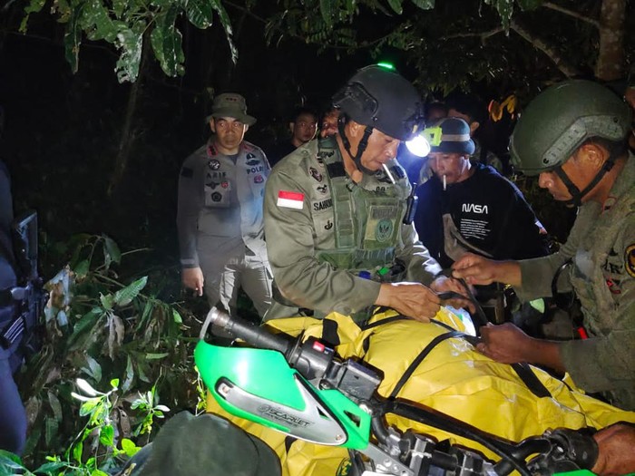 Proses evakuasi teroris Mujahidin Indonesia Timur (MIT), Askar alias Jaid alias Pak Guru.