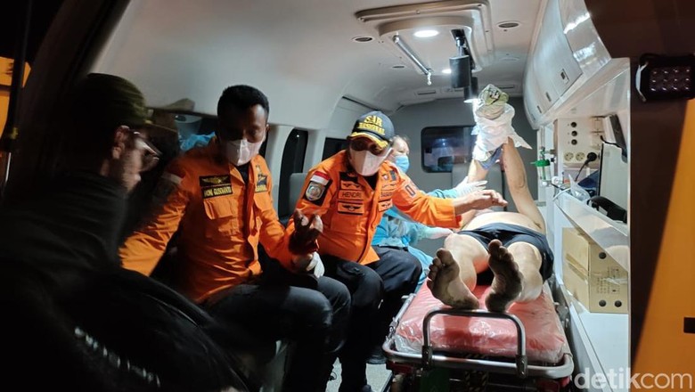 Proses evakuasi turis AS usai kecelakaan di Mentawai. Proses evakuasi turis AS usai kecelakaan di Mentawai.