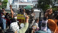 Puluhan pendemo ini beraksi di depan Balai Kota Jakarta, menolak penggusuran yang masih kerap terjadi.