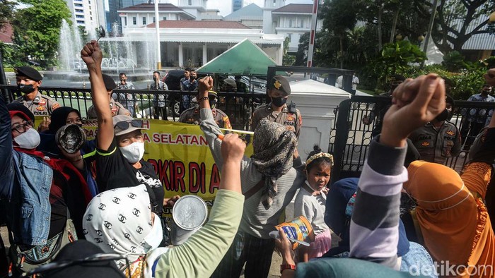 Pukul Panci dan Kaleng Biskuit, Emak-Emak Demo Anies Puluhan pendemo beraksi di depan Balai Kota Jakarta, Jumat (30/9/2022). Mereka berunjukrasa menolak penggusuran yang masih kerap terjadi.