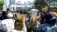 Pendemo yang mengatasnamakan Koalisi Rakyat Menolak Penggusuran (KRMP) mendesak Gubernur Anies Baswedan mencabut Pergub DKI 207/2016 yang melegitimasi Penggusuran Paksa di DKI Jakarta.
