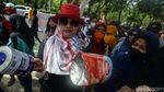 Anies Didemo Emak-emak Pakai Pukul Panci dan Kaleng Biskuit