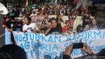 Anies Didemo Emak-emak Pakai Pukul Panci dan Kaleng Biskuit