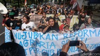 Massa juga membentangkan spanduk berisi tuntutan.