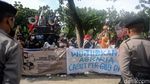 Anies Didemo Emak-emak Pakai Pukul Panci dan Kaleng Biskuit