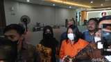 Jaket Burberry Putri Candrawathi Kini Tertutup Baju Tahanan Polisi