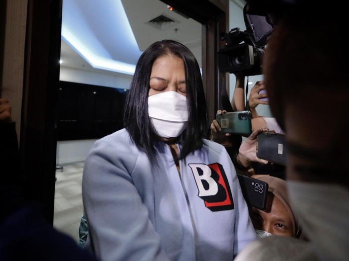 Tersangka kasus pembunuhan berencana Putri Candrawathi usai menjalani pemeriksaan kesehatan dan wajib lapor di Bareskrim Polri. Jakarta, Jumat, 30 September 2022.