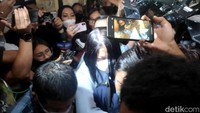 Putri Candrawathi ditetapkan sebagai tersangka bersama empat orang lainnya yakni Irjen Ferdy Sambo, Kuat Maruf, Bharada Eliezer, dan Bripka Ricky Rizal. (Azhar Bagas/detikcom)