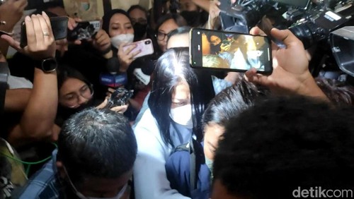 Putri Candrawathi, istri eks Kadiv Propam Polri Irjen Ferdy Sambo, menjalani wajib lapor di Bareskrim Polri. Dia menjalani pemeriksaan kesehatan. (Azhar Bagas/detikcom)