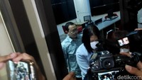 Putri lalu keluar dari ruang kesehatan Bareskrim sekitar pukul 12.48 WIB (Azhar Bagas/detikcom)