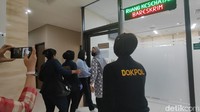 Putri Candrawathi datang ke gedung Bareskrim sekitar pukul 11.59 WIB. (Azhar Bagas/detikcom)