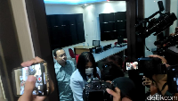 Putri Candrawathi datang didampingi pengacaranya, Arman Hanis. (Azhar Bagas/detikcom)