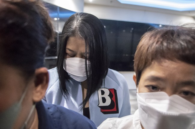 Untuk momen tersebut, barang keluaran rumah mode dunia kembali menemani penampilannya. Ia muncul dalam balutan jaket biru dengan logo B menghiasi dada kiri dan jeans biru gelap. Dari penelusuran Wolipop, jaket tersebut sama persis dengan salah satu fashion item yang pernah dirilis Burberry. (Foto: ANTARA FOTO/MUHAMMAD ADIMAJA)