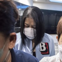 Untuk momen tersebut, barang keluaran rumah mode dunia kembali menemani penampilannya. Ia muncul dalam balutan jaket biru dengan logo B menghiasi dada kiri dan jeans biru gelap. Dari penelusuran Wolipop, jaket tersebut sama persis dengan salah satu fashion item yang pernah dirilis Burberry. (Foto: ANTARA FOTO/MUHAMMAD ADIMAJA)