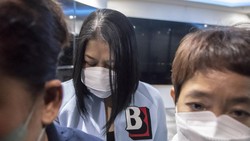 Putri Candrawathi Ditahan Polisi, Gayanya Bikin Salfok Pakai Jaket Burberry