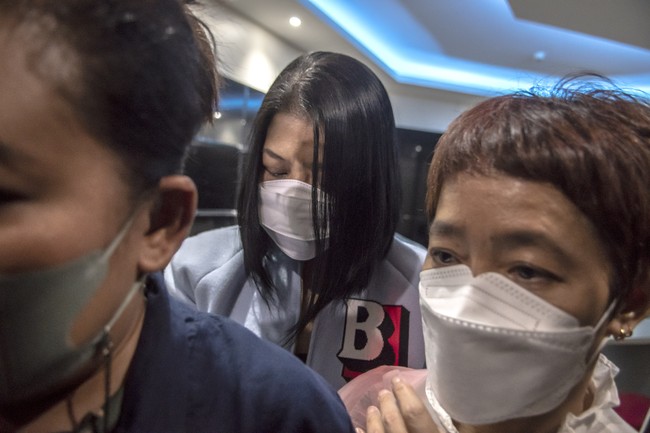 Saat rekonstruksi kejadian di kediaman Sambo pada akhir Agustus, lima tersangka dihadirkan tapi hanya Putri yang tidak memakai baju tahanan. Perempuan yang pernah berprofesi sebagai dokter gigi itu memakai blus putih dengan aksen bordiran, dan melengkapi gayanya dengan tas Gucci seharga Rp 17 juta. (Foto: ANTARA FOTO/MUHAMMAD ADIMAJA)