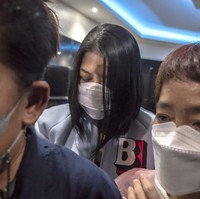 Saat rekonstruksi kejadian di kediaman Sambo pada akhir Agustus, lima tersangka dihadirkan tapi hanya Putri yang tidak memakai baju tahanan. Perempuan yang pernah berprofesi sebagai dokter gigi itu memakai blus putih dengan aksen bordiran, dan melengkapi gayanya dengan tas Gucci seharga Rp 17 juta. (Foto: ANTARA FOTO/MUHAMMAD ADIMAJA)