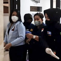 Produk mode branded sepertinya sulit lepas dari penampilan istri eks Kadiv Propam Polri Irjen Ferdy Sambo, Putri Candrawathi. Setelah menenteng tas Gucci saat rekonstruksi peristiwa, Putri terlihat memakai jaket keluaran Burberry ketika menjalani wajib lapor sebelum ditetapkan sebagai tersangka. (Foto: CNN Indonesia/Adhi Wicaksono)