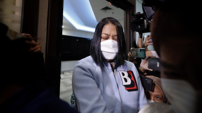 Sebelumnya, sempat viral penampakan lemari kaca yang diduga berada di dalam walk-in closet rumah pribadi Ferdy Sambo. Di dalam lemari tersebut, terpajang sebuah tas yang serupa dengan Jodie Bag keluaran merek Italia Bottega Veneta. Di media sosial, netizen ramai menebak harga tas tersebut yang dibanderol sekitar 1.450 pound sterling atau sekitar Rp 37 juta. (Foto: CNN Indonesia/Adhi Wicaksono)