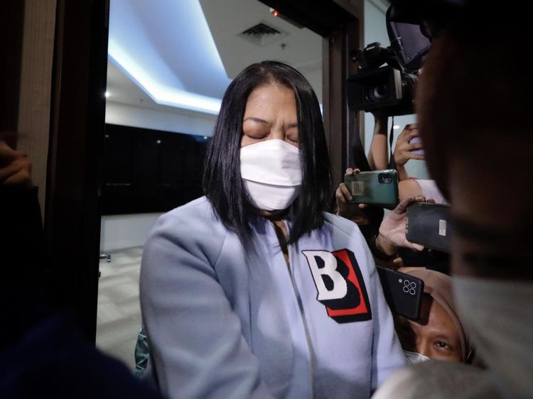 Penampilan Istri Sambo Pakai Jaket Rp 21 Juta Sesaat Sebelum Ditahan