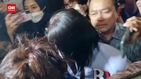 Putri Candrawathi menunjukkan batang hidungnya di Bareskrim Polri, Jakarta, Jumat (30/9/2022). Tiba sekitar tengah hari, seperti dilaporkan detikcom, Putri yang didampingi pengacaranya mengikuti tes kesehatan. (Foto: CNN Indonesia/Adhi Wicaksono)