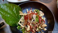 Menu salad ala Thailand dengan sentuhan modern bisa kamu pesan di Queens Head. Namanya Roast Duck Salad yang bisa kamu cicipi dengan harga Rp 80.000-an. Foto: detikFood/Yenny Mustika Sari