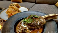 Queens Head: Restoran Bar Ini Punya Lamb Curry yang Pekat Sedap Bumbunya