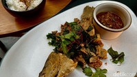 Crispy Barramundi, ikan kakap atau barramundi yang digoreng dengan balutan tepung.Fillet ikandibalut tepung dan digoreng garing bersama daun kari se hingga semerbak aromanya. Foto: detikFood/Yenny Mustika Sari