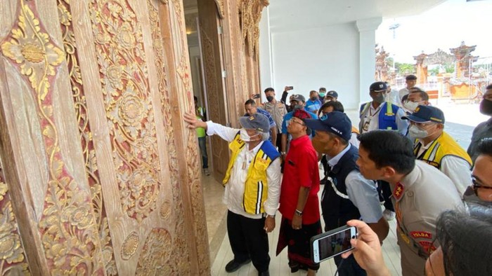 Renovasi Habiskan Rp 50 M, Terminal VVIP Bandara Ngurah Rai Makin Elegan Dalam rangka mendukung Presidensi Indonesia dalam Konferensi Tingkat Tinggi (KTT) G20 November mendatang, Kementerian Pekerjaan Umum dan Perumahan Rakyat (PUPR) terus melakukan peningkatan infrastruktur di Provinsi Bali. Salah satunya melalui pembangunan terminal VVIP Bandara I Gusti Ngurah Rai yang mempermudah akses tamu KTT G20 setibanya di Indonesia.