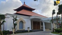 Bangunan terminal VVIP Bandara I Gusti Ngurah Rai memiliki luas 1.713 meter persegi dan dirancang lebih luas dibanding bangunan eksisting. Dengan konsep desain yang memadukan arsitektur kolonial dan ornamen kearifan lokal Bali. Konsep ini dipadukan dengan kerajinan khas Bali yang menghiasi bagian interior bangunan, seperti lukisan kamasan dan ukiran astalla padma bhuana pada bagian plafon utama, ukiran Bali utara dan Singa Ambara Raja pada pintu masuk utara (Gumendung).
