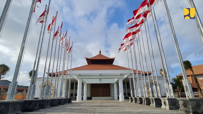 Renovasi Habiskan Rp 50 M, Terminal VVIP Bandara Ngurah Rai Makin Elegan Dalam rangka mendukung Presidensi Indonesia dalam Konferensi Tingkat Tinggi (KTT) G20 November mendatang, Kementerian Pekerjaan Umum dan Perumahan Rakyat (PUPR) terus melakukan peningkatan infrastruktur di Provinsi Bali. Salah satunya melalui pembangunan terminal VVIP Bandara I Gusti Ngurah Rai yang mempermudah akses tamu KTT G20 setibanya di Indonesia.