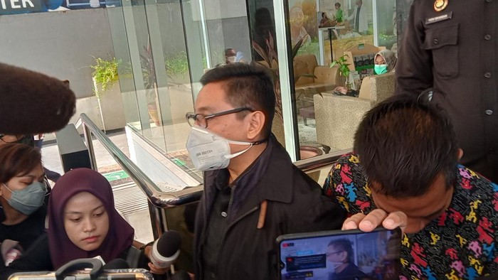 Pengacara Rizky Billar dan Lesti Kejora, Shandy Arifin saat ditemui di RS Jakarta Selatan.