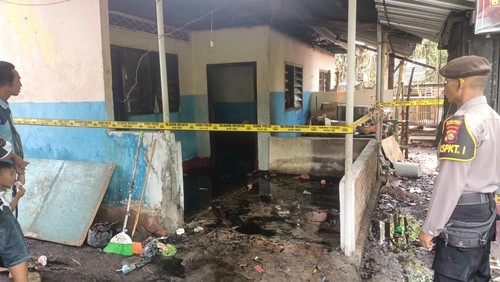 Rumah dinas seorang Guru SDN di Kelurahan Dasan Geres Kecamatan Gerung, Lombok Barat, NTB, terbakar, Jumat (30/9/2022).