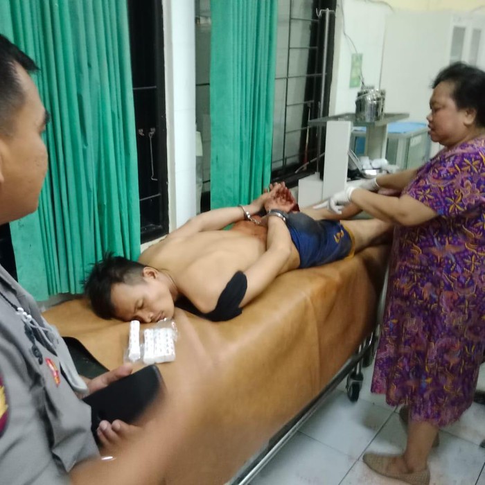 Rustia, maling motor dalam kondisi kritis usai melompat dari atap rumah warga dan mendarat di tembok yang dipasangi pecahan kaca.