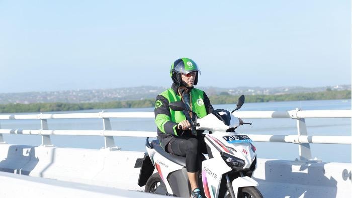 Sandiaga Naik Motor Electrum Gojek