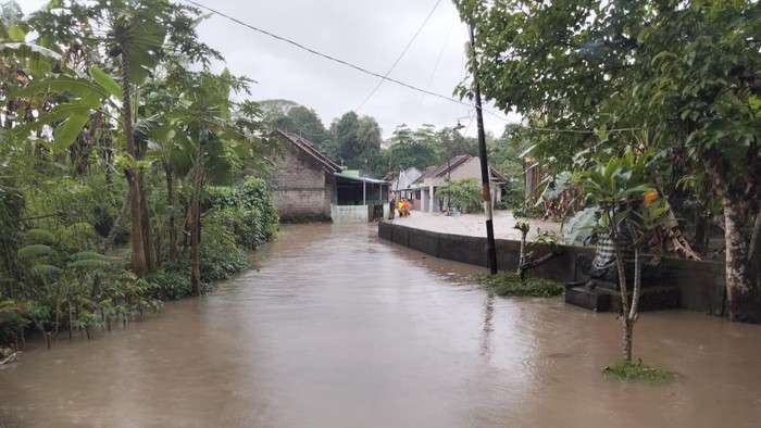 Sebanyak 25 rumah di komplek Perumahan Panorama, Banjar Sanggulan, Desa Banjar Anyar, Kecamatan Kediri terendam banjir pada Jumat (30/9/2022).