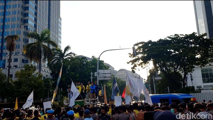 Sejumlah mahasiswa menggelar aksi di Patung Kuda. Massa sempat menyanyikan lagu penyanyi Raisa Andriana saat melihat mobil polisi RAISA. (Anggi Muliawati/detikcom)