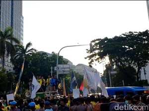 Momen Unyu Massa Mahasiswa Nyanyi Lagu Raisa Bikin Polisi Senyum
