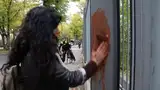 Aksi Horor Seniman Oleskan Darah di Kantor Kedubes Iran di Berlin