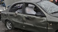 Sebuah mobil nampak rusak dengan mayat di dalamnya usai terkena serangan rudal. Oleksandr Starukh, Gubernur Zaporizhzhia, mengatakan setidaknya 28 orang juga terluka dalam serangan itu, dan semua korban adalah warga sipil.