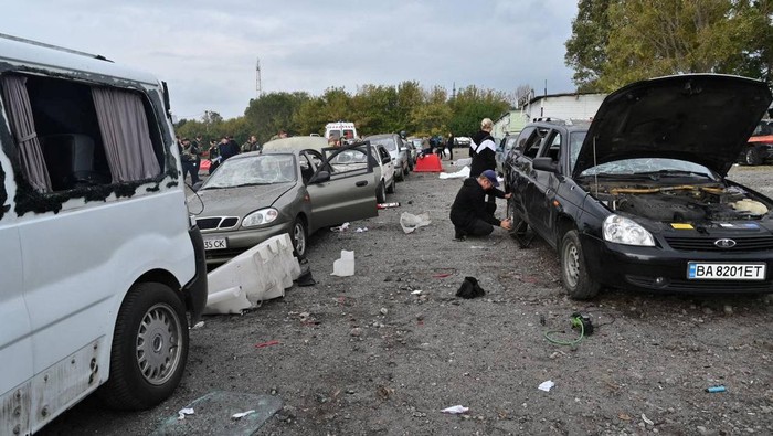 Serangan Rudal Rusia Hantam Konvoi Warga Sipil, Puluhan Orang Tewas A crater left by a Russian missile strike, that hit a convoy of civilian vehicles amid Russia's attack on Ukraine, is seen in Zaporizhzhia, Ukraine September 30, 2022. REUTERS/Stringer
