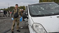 Rudal-rudal menghantam antrean mobil yang melaju keluar dari kota Zaporizhzhia yang diduduki Ukraina ke wilayah terdekat yang diduduki Rusia pada Jumat dini hari waktu setempat.