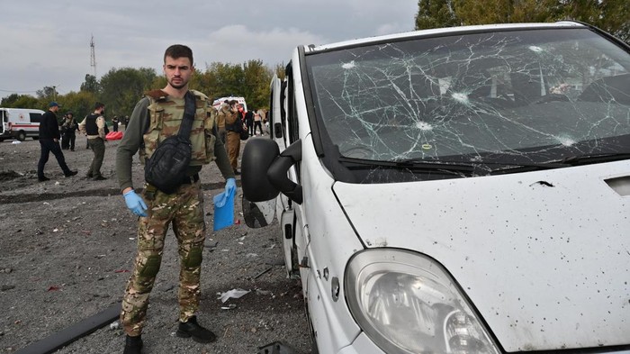 A crater left by a Russian missile strike, that hit a convoy of civilian vehicles amid Russia's attack on Ukraine, is seen in Zaporizhzhia, Ukraine September 30, 2022.  REUTERS/Stringer