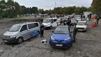 Dampak serangan rudal itu membuat kendaraan-kendaraan terkena pecahan peluru. Jendela-jendela kendaraan - sebagian besar mobil dan tiga van, pecah.