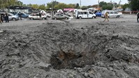 Serangan rudal itu juga meninggalkan lubang besar di jalanan. Serangan itu terjadi hanya beberapa jam sebelum pidato Presiden Rusia Vladimir Putin di mana dia akan mengumumkan wilayah Zaporizhzhia - bersama dengan Donetsk, Luhansk dan Kherson - dianeksasi ke Rusia dengan dalih untuk melindungi mereka.