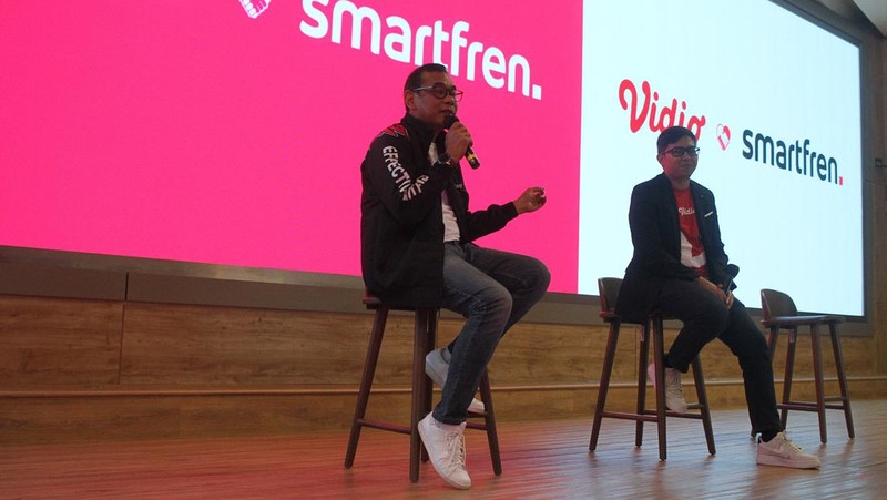 Smartfren menjalin kerja sama dengan platform streaming on demand, Vidio. Mereka menghadirkan paket bundling tayangan Liga Inggris.