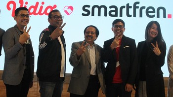 Direktur Utama PT Smartfren Telecom Tbk. (Smartfren), Merza Fachysz (tengah), didampingi Chief Product & Services Strategy Smartfren, Hermansyah Arifin (dua kiri), Yoseph Christianto, VP Business Development Vidio (pertama kiri), Chief of Product Vidio, Hadikusuma Wahab (dua kanan), dan Gisela Lesmana, Direktur Smartfren (pertama kanan) foto bersama usai peluncuran paket hasil kolaborasi antara Smartfren dan Vidio di Auditorium Smartfren, Jakarta, Selasa (27/9/2022).