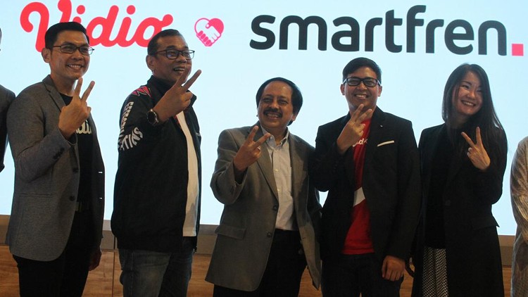 Smartfren menjalin kerja sama dengan platform streaming on demand, Vidio. Mereka menghadirkan paket bundling tayangan Liga Inggris.