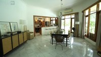 Ibu dari Eva Selia ini memiliki desain dapur yang menarik di rumah idamannya. Dapurnya berkonsep terbuka dengan meja makan di bagian depannya. Foto: YouTube Taulany TV, Instagram @biasalahanakmuda